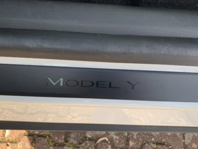 Tesla Model Y Long Range awd (16)