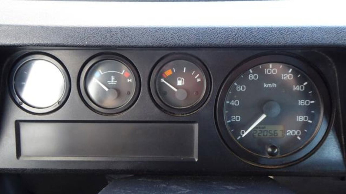 Land Rover Defender 90 2.5 Td5 Station Wagon (16)