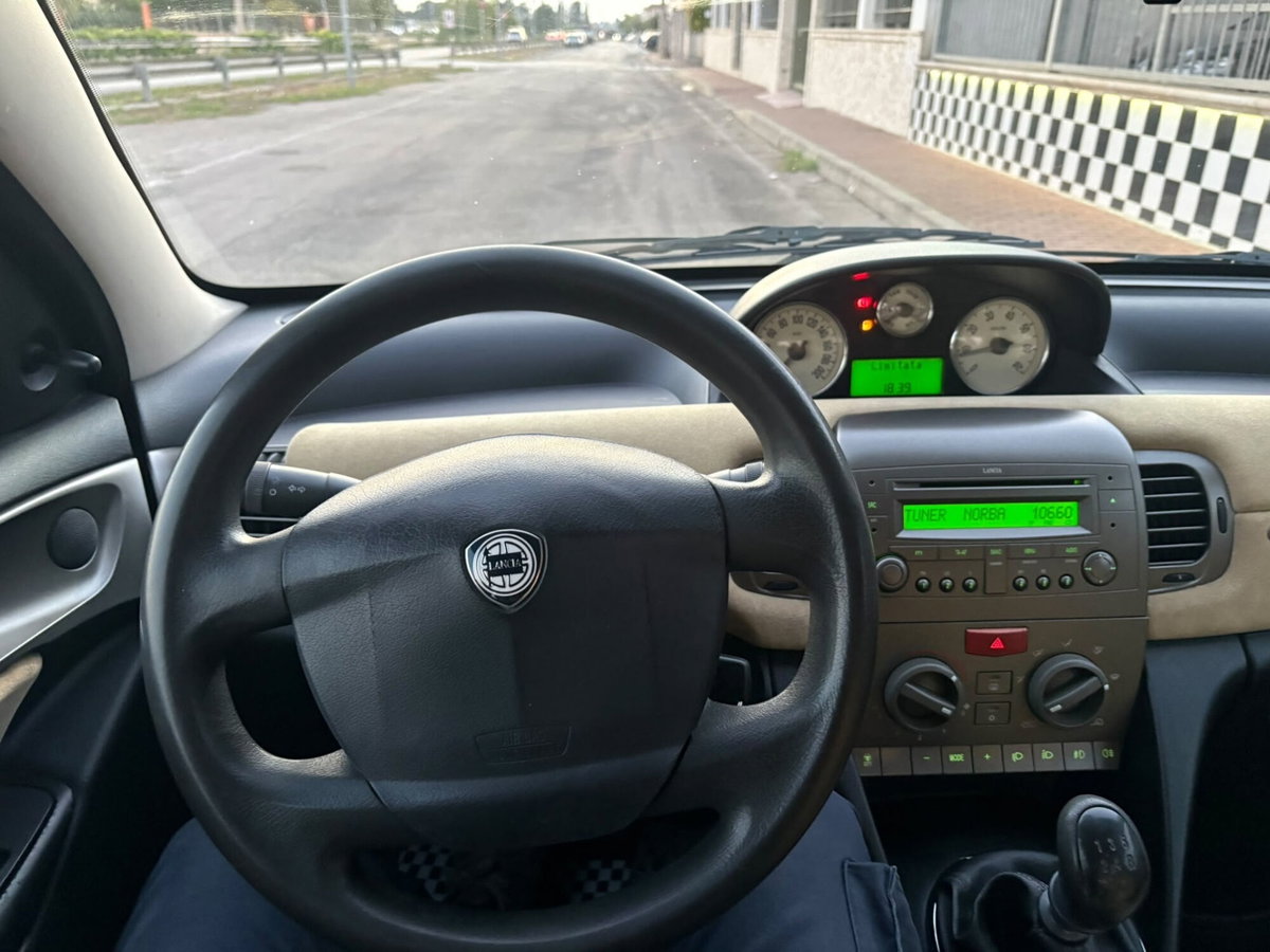 Lancia Ypsilon 1.2 Argento (10)