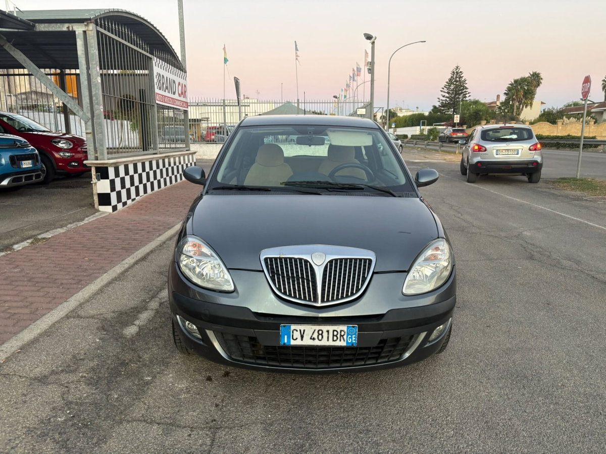 Lancia Ypsilon 1.2 Argento (2)