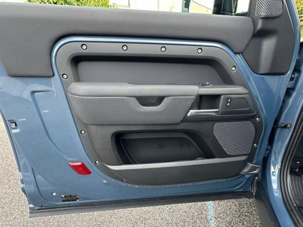 Land Rover Defender 90 3.0D I6 250 CV AWD Auto X-Dynamic S (12)