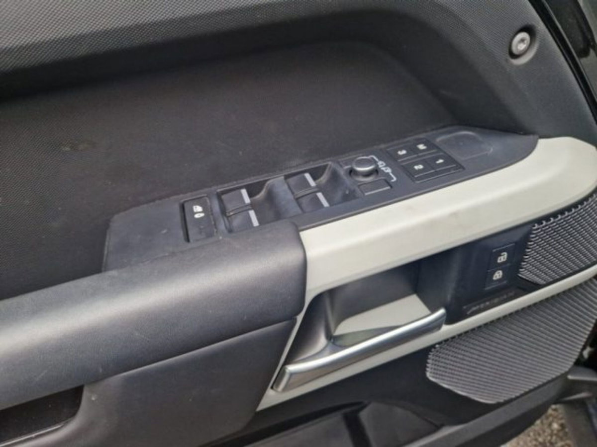 Land Rover Defender 110 3.0D I6 300 CV AWD Auto X-Dynamic HSE (13)
