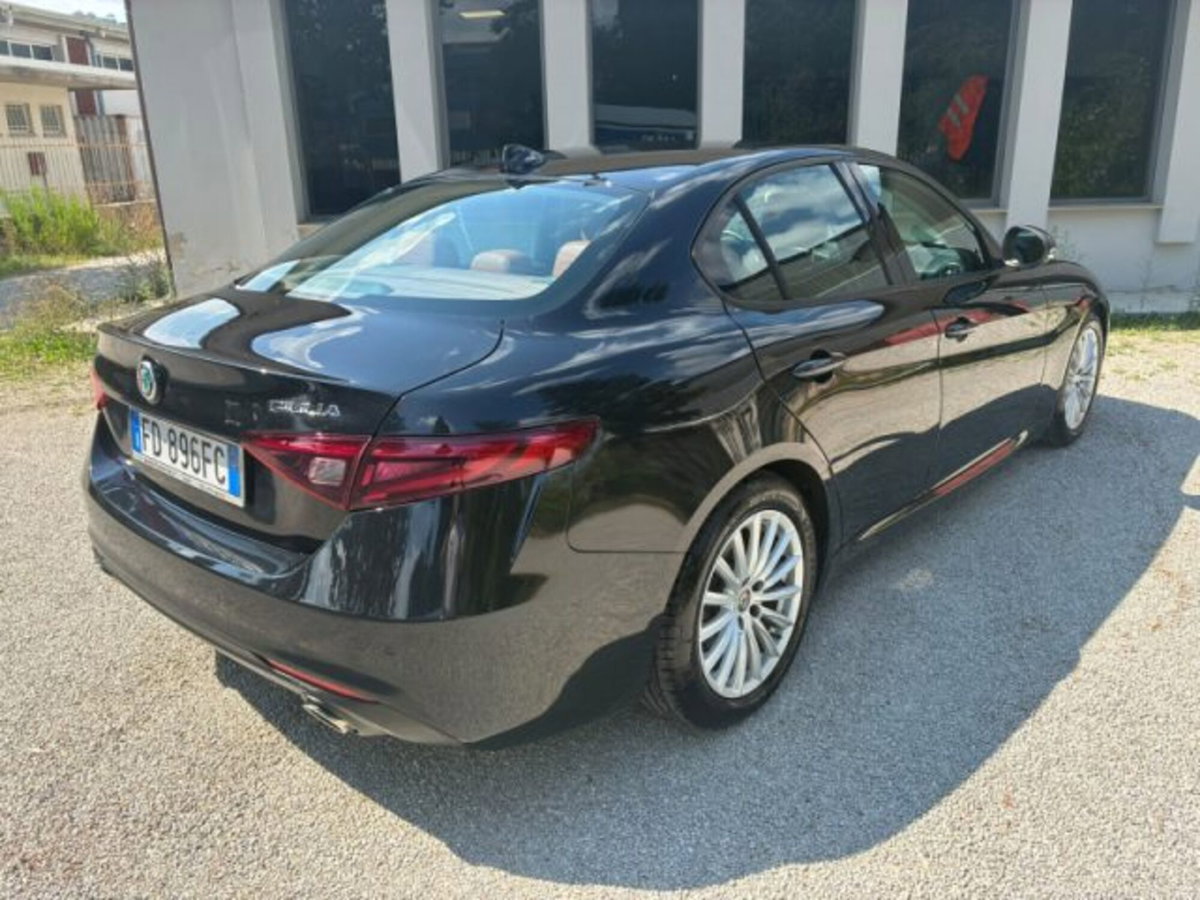 Alfa Romeo Giulia 2.2 Turbodiesel 180 CV AT8 Super (2)