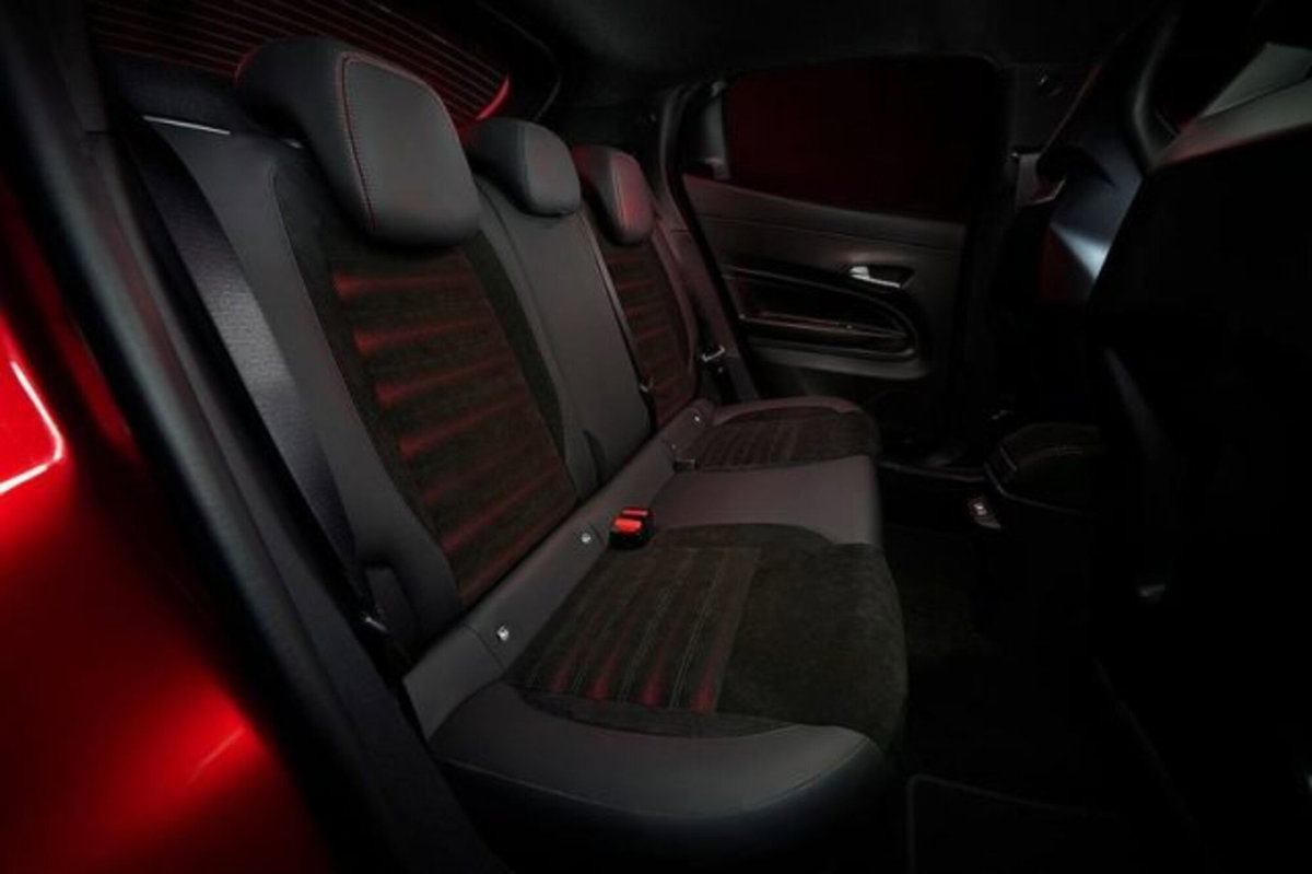 Alfa Romeo Junior 1.2 ibrida Q4 Sprint 145cv edct6 (8)