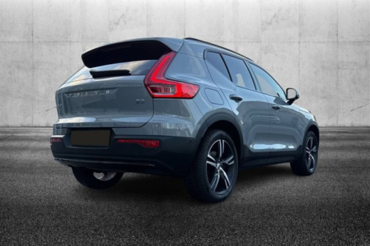 Volvo XC40 B3 automatico Ultimate Dark (2)