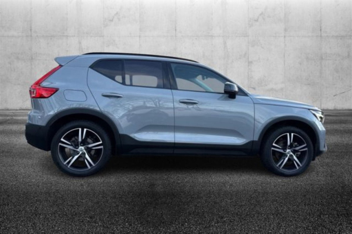 Volvo XC40 B3 automatico Ultimate Dark (3)