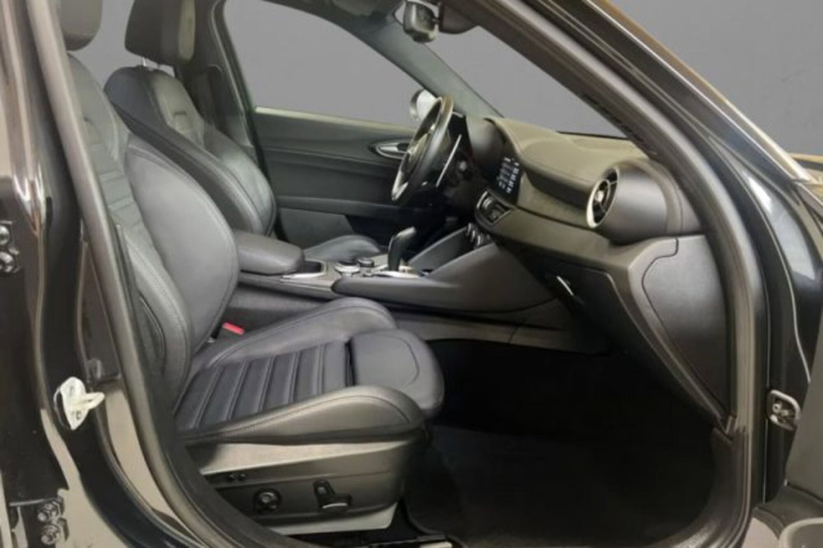 Alfa Romeo Giulia 2.9 T V6 AT8 Quadrifoglio (6)