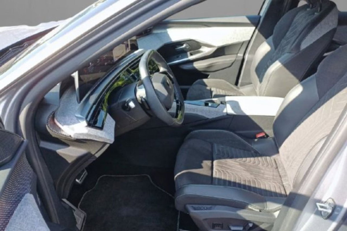 Peugeot 3008 1.2 hybrid 48V GT 136cv e-dcs6 (7)