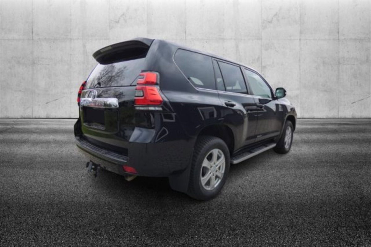 Toyota Land Cruiser 5p 2.8 d-4d Executive auto (2)