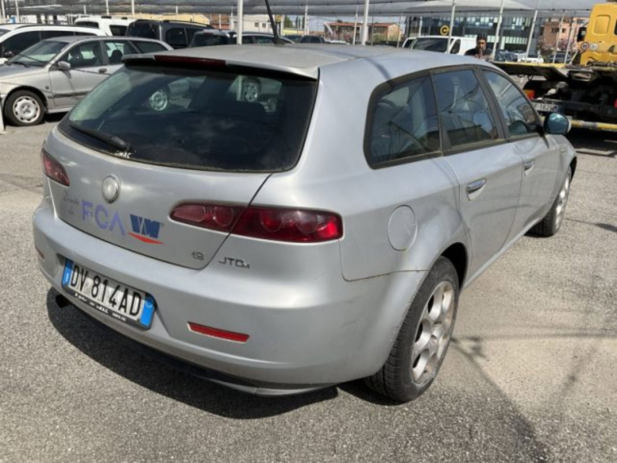 Alfa Romeo 159 SportWagon 1.9 JTDm 16V Sportwagon Distinctive (2)