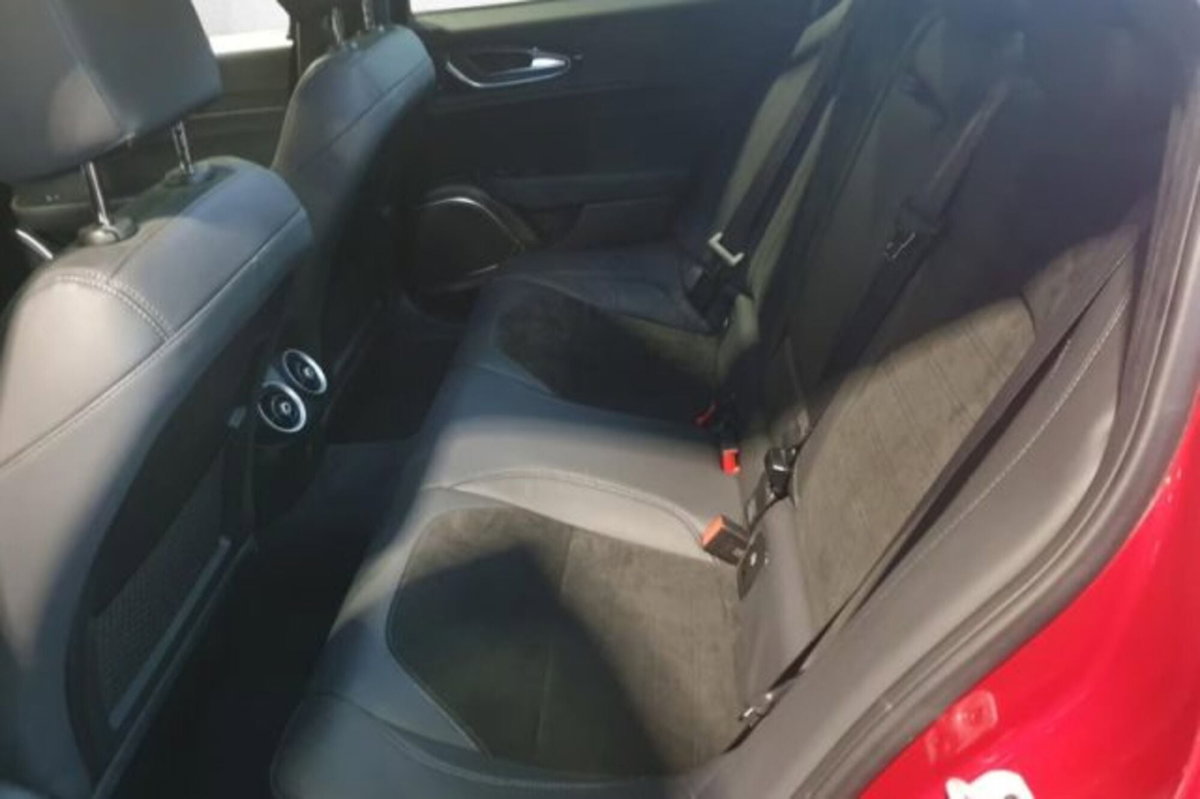 Alfa Romeo Giulia 2.9 T V6 AT8 Quadrifoglio (6)
