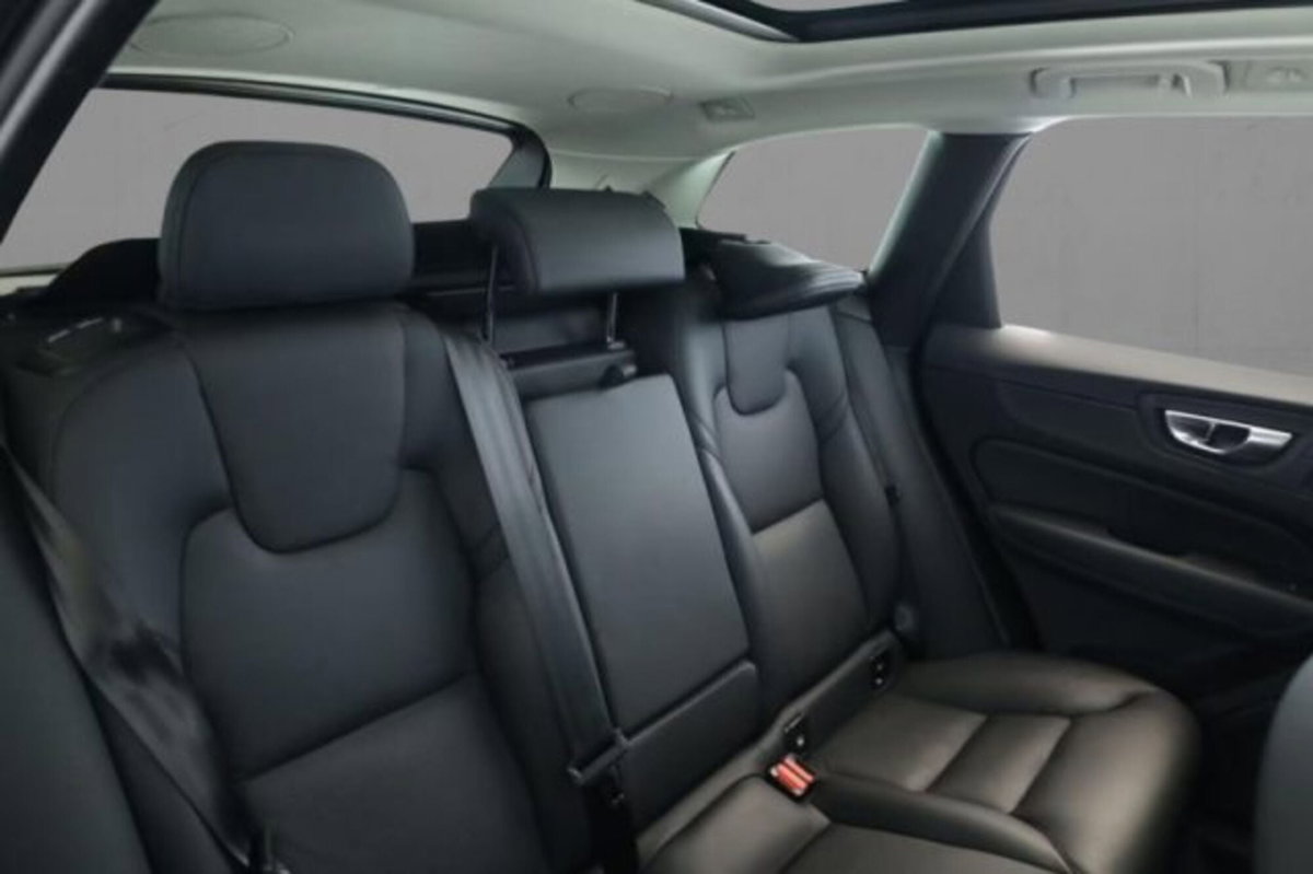 Volvo XC60 B4 (d) AWD automatico Plus Dark (8)
