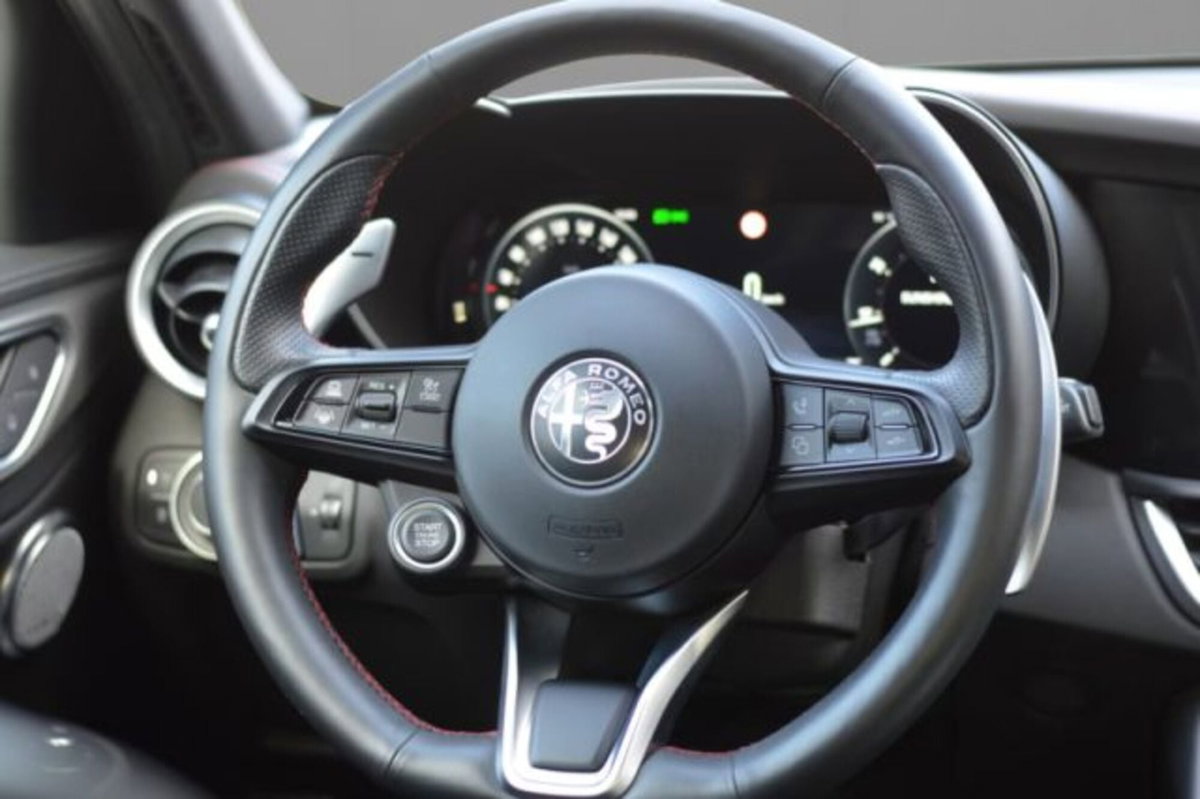 Alfa Romeo Giulia 2.0 Turbo 280 CV AT8 AWD Q4 Estrema (6)
