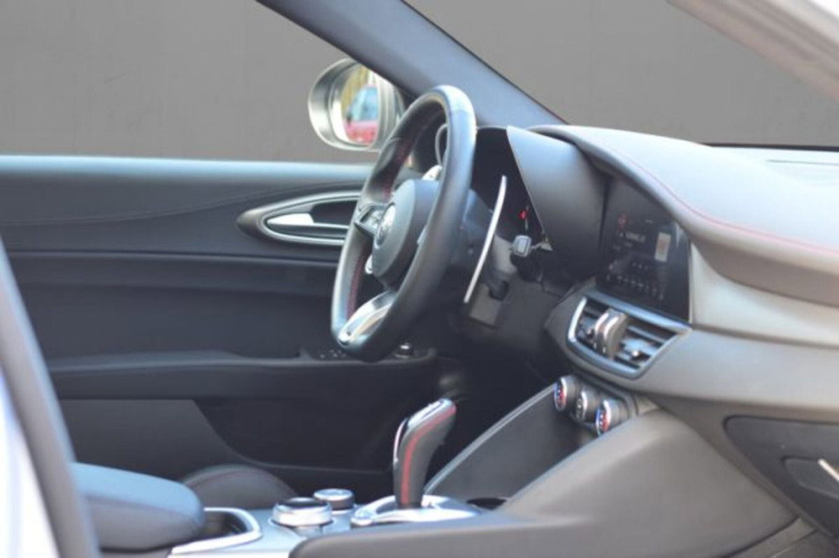 Alfa Romeo Giulia 2.0 Turbo 280 CV AT8 AWD Q4 Estrema (7)