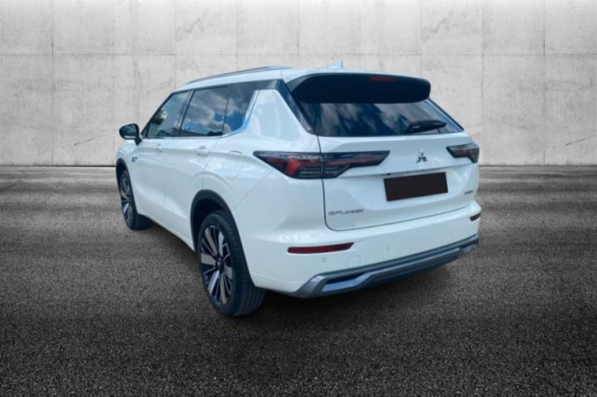 Mitsubishi Outlander 2.4 MIVEC 4WD PHEV Intense (2)