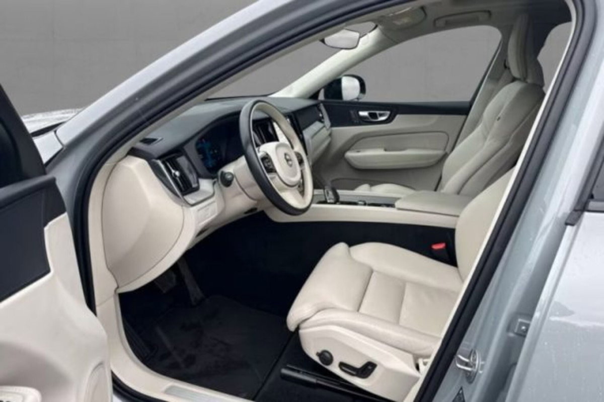 Volvo XC60 B4 (d) AWD automatico Plus Dark (7)
