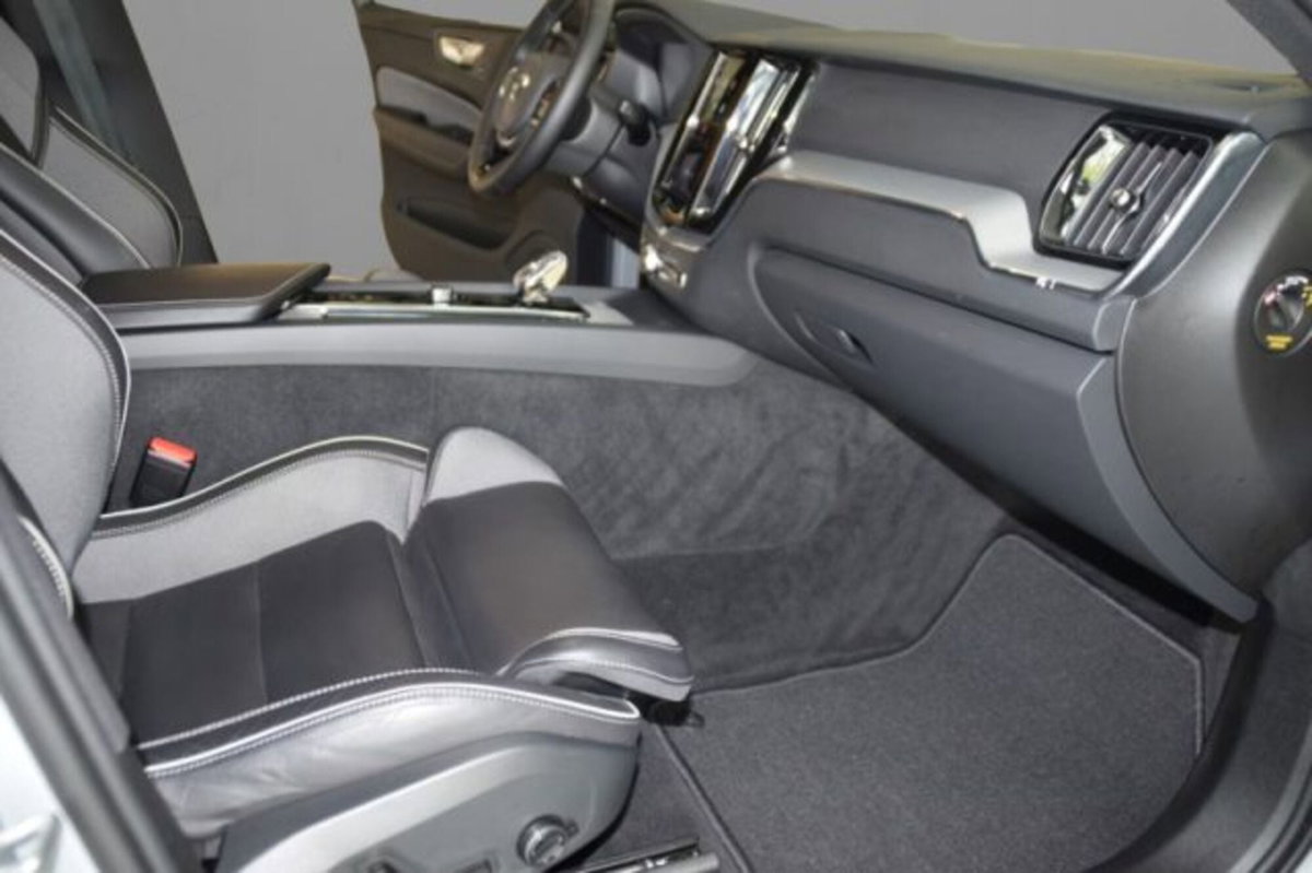 Volvo XC60 B4 automatico Plus Dark (7)