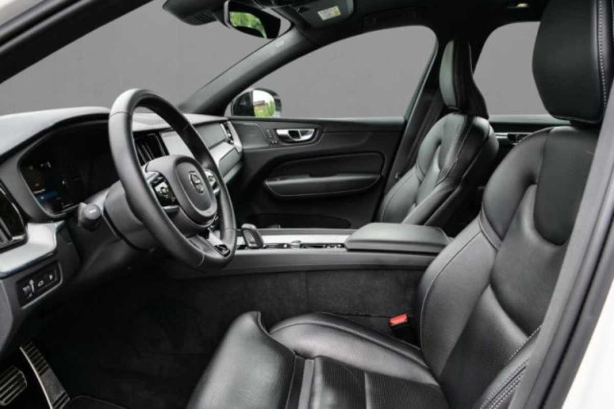 Volvo XC60 T8 Recharge AWD Plug-in Hybrid R-design (4)