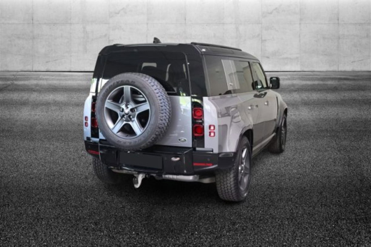Land Rover Defender 110 3.0D I6 300 CV AWD Auto X-Dynamic SE (2)
