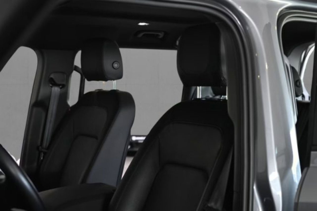 Land Rover Defender 110 3.0D I6 300 CV AWD Auto X-Dynamic SE (7)