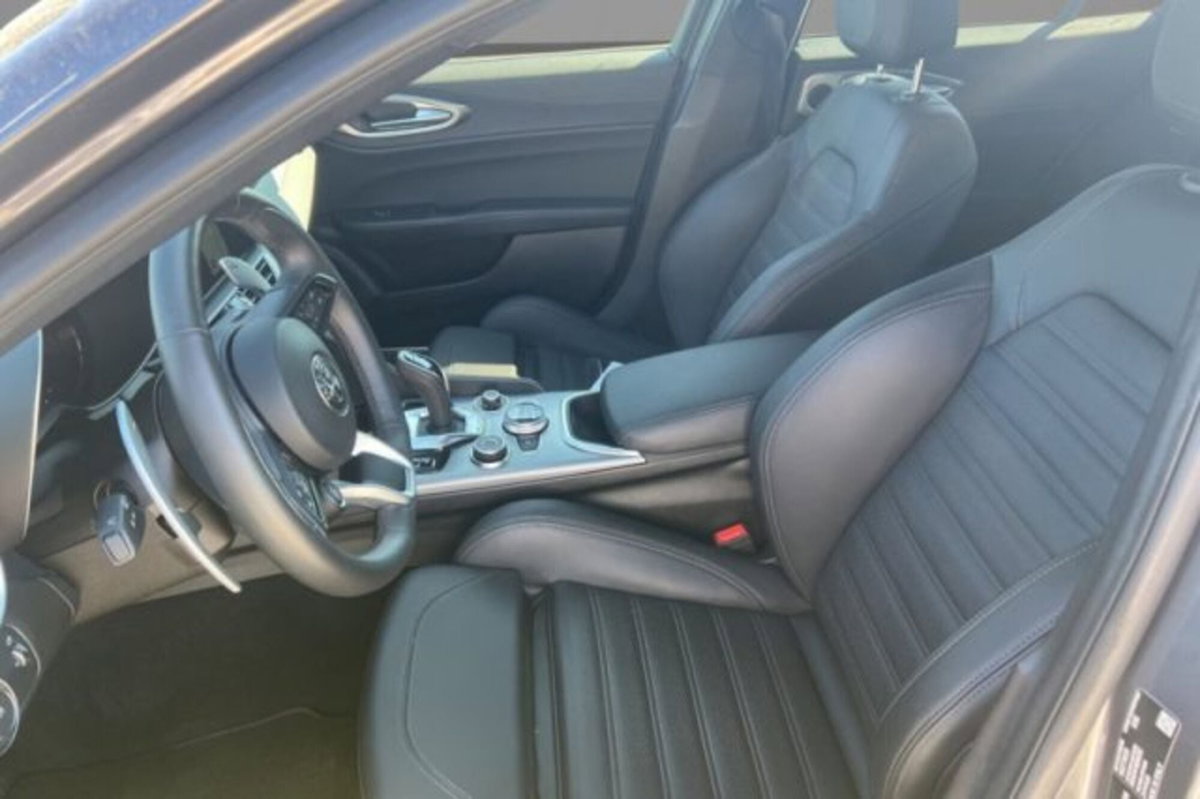 Alfa Romeo Giulia 2.0 Turbo 280 CV AT8 AWD Q4 Veloce (7)