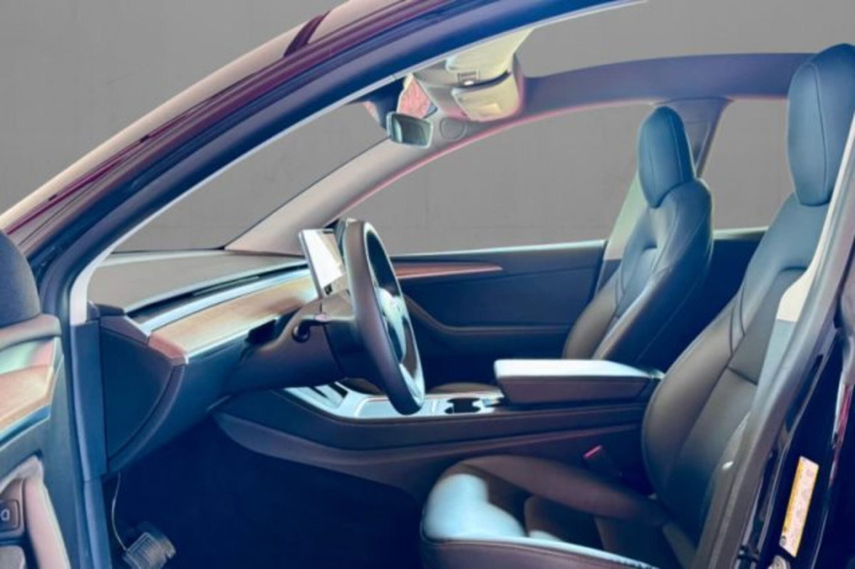 Tesla Model Y Long Range awd (7)