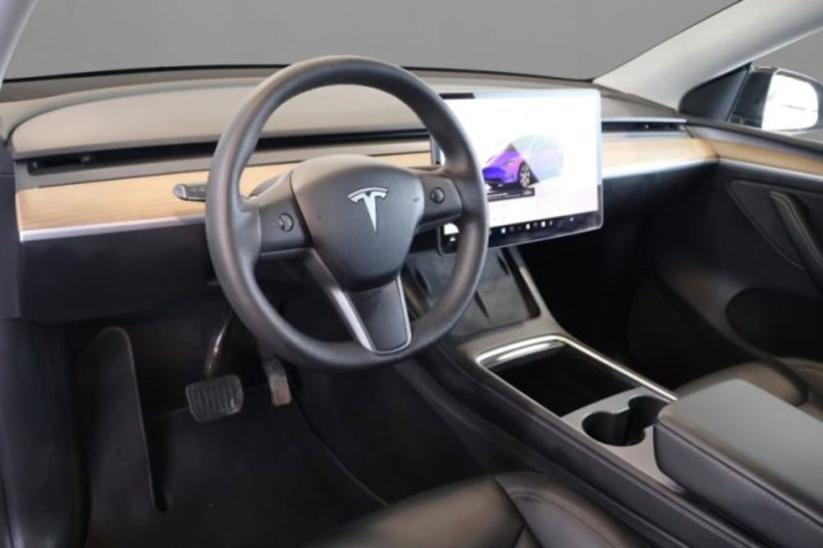 Tesla Model Y Long Range awd (5)