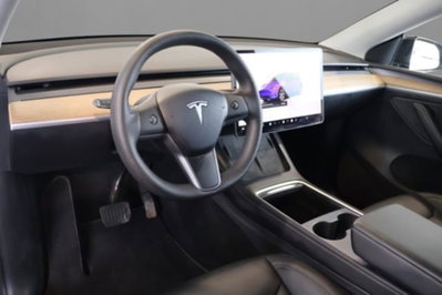 Tesla Model Y Long Range awd (5)