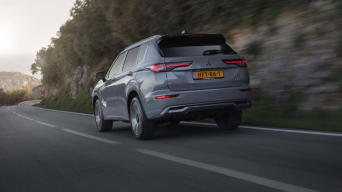 Mitsubishi Outlander 2.0i 16V 4WD (4)