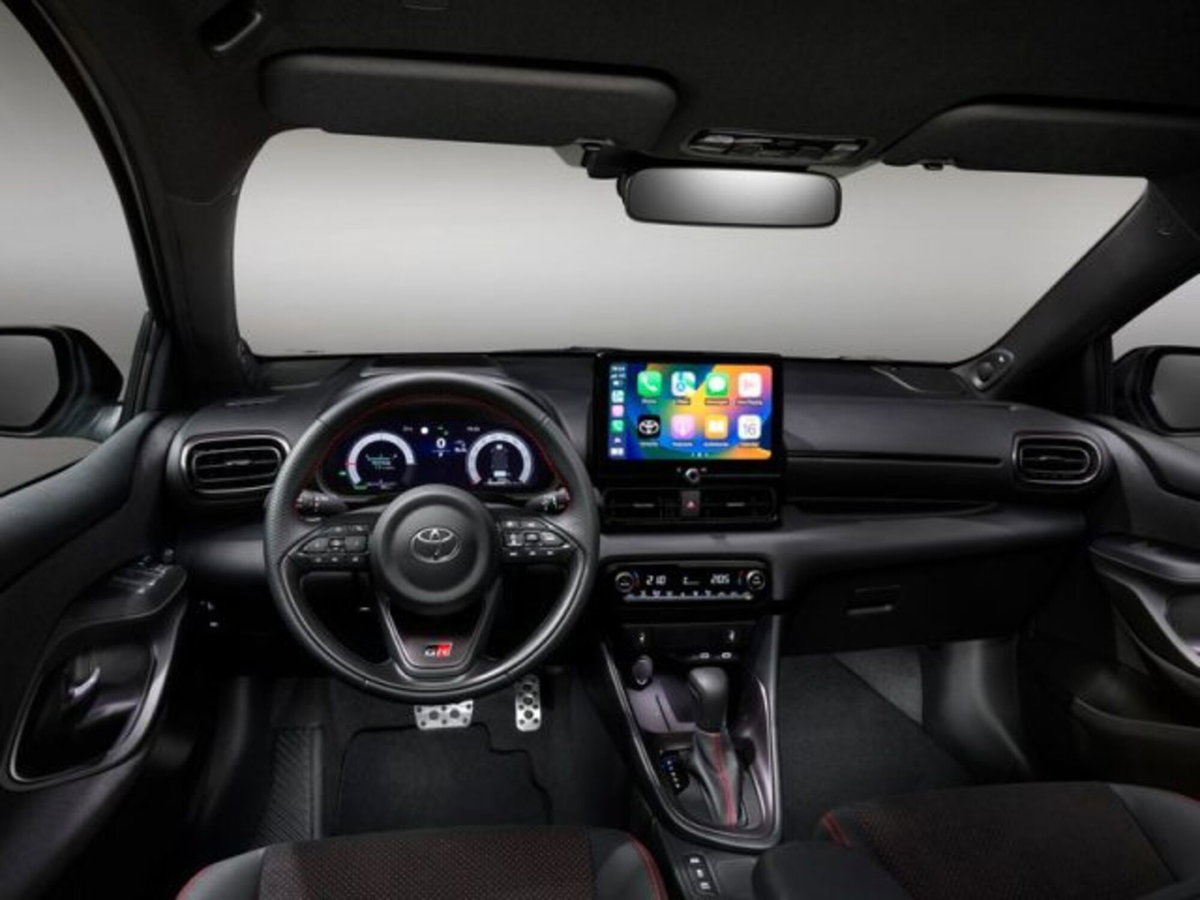 Toyota Yaris 1.5 5 porte Active (8)