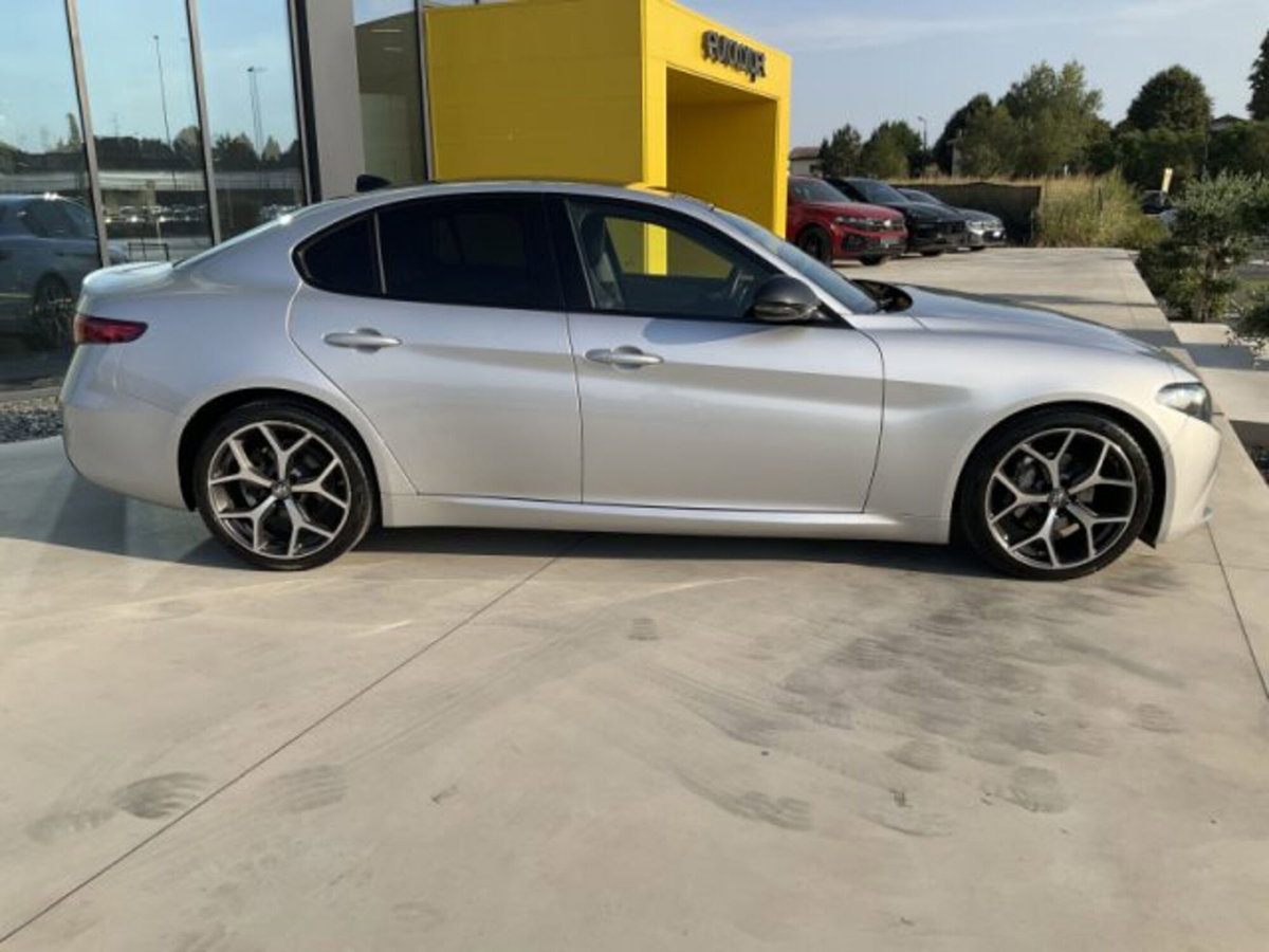 Alfa Romeo Giulia 2.2 Turbodiesel 160 CV AT8 B-Tech (5)
