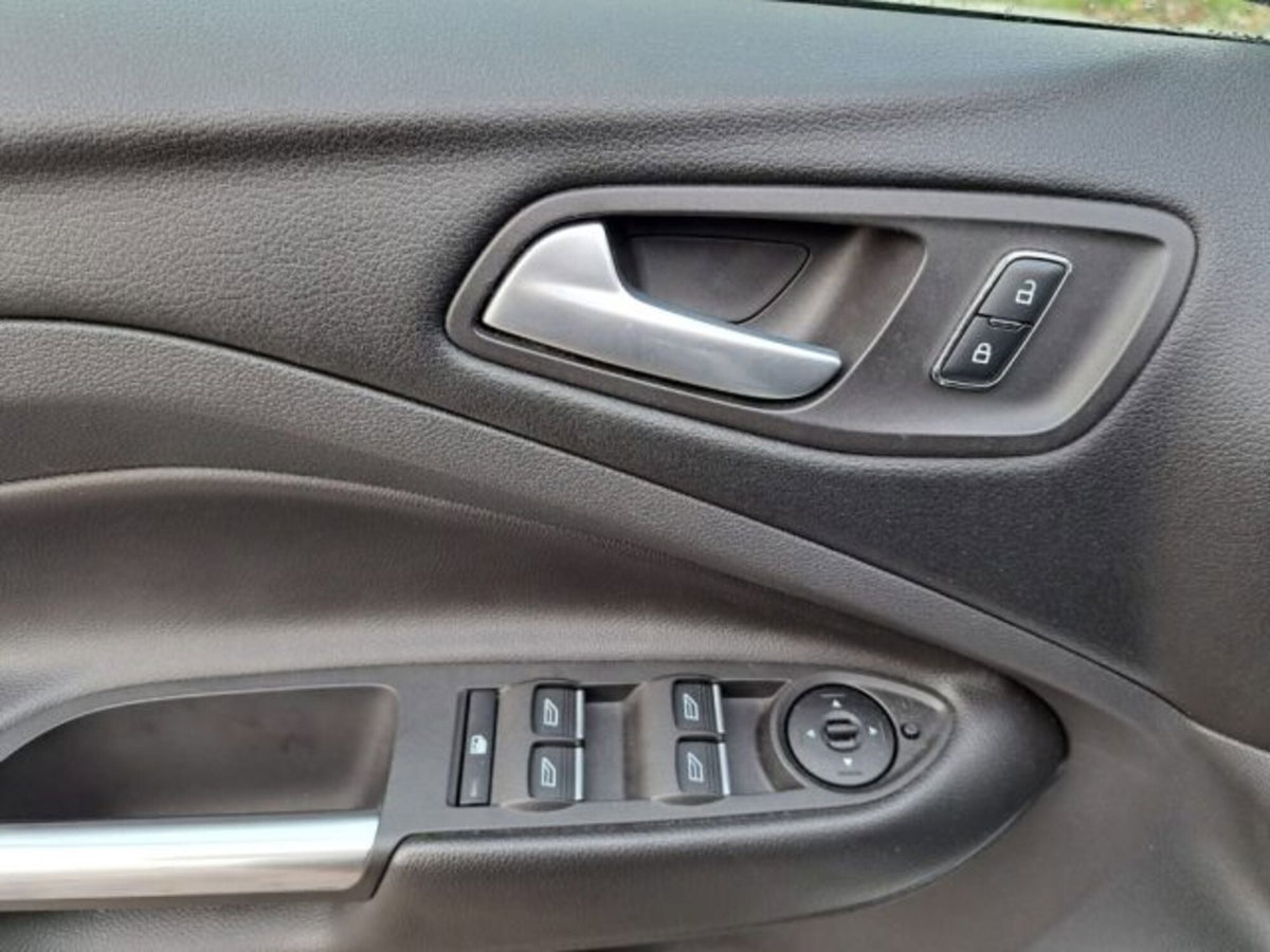 Ford Kuga 2.0 TDCI 150 CV S&S 4WD Powershift Titanium X (13)