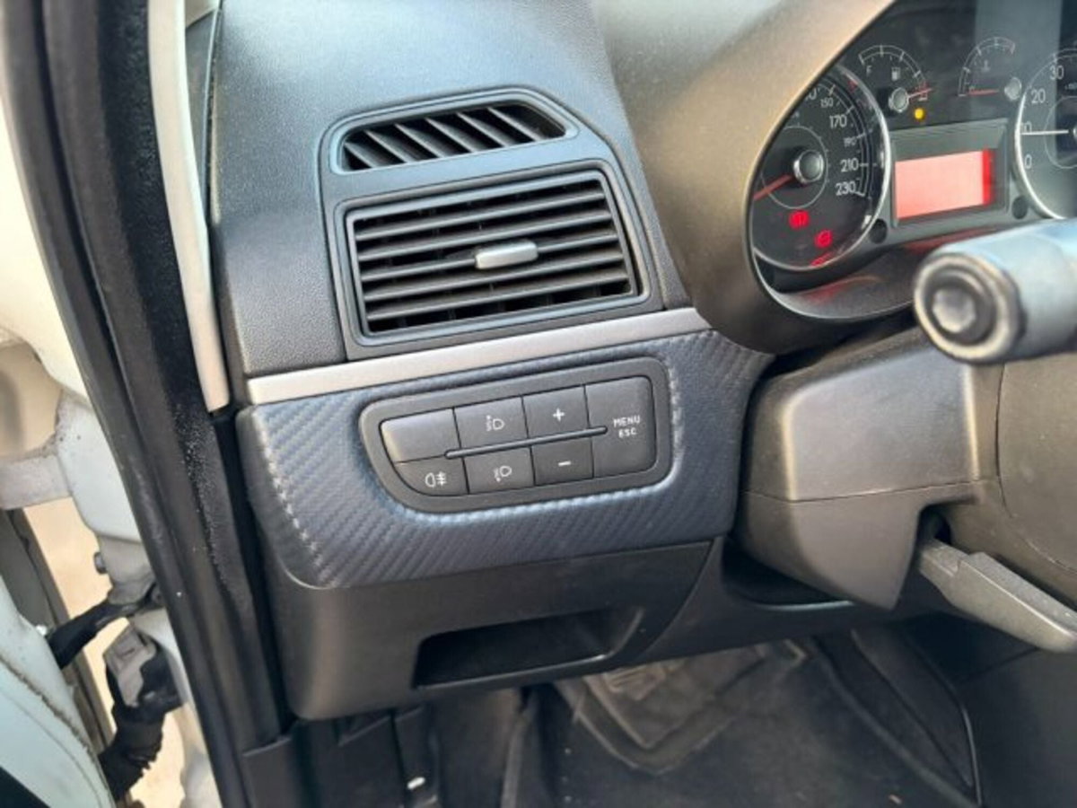 Fiat Grande Punto 1.3 MJT 90 CV 3 porte Dynamic (9)