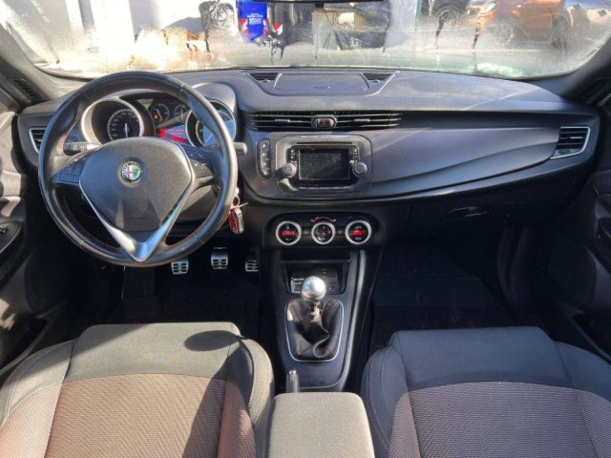 Alfa Romeo Giulietta 1.6 JTDm-2 Distinctive (10)
