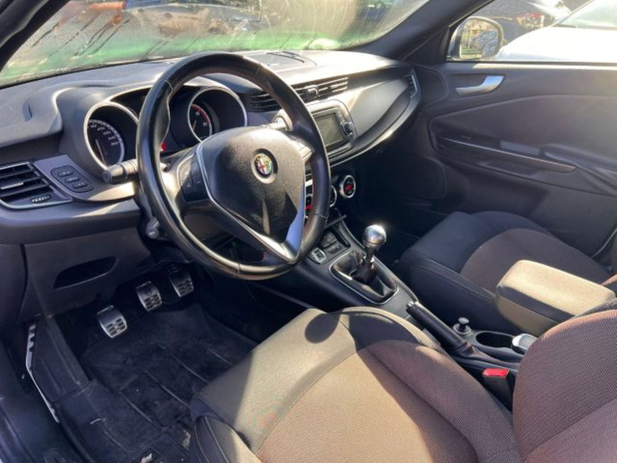 Alfa Romeo Giulietta 1.6 JTDm-2 Distinctive (8)