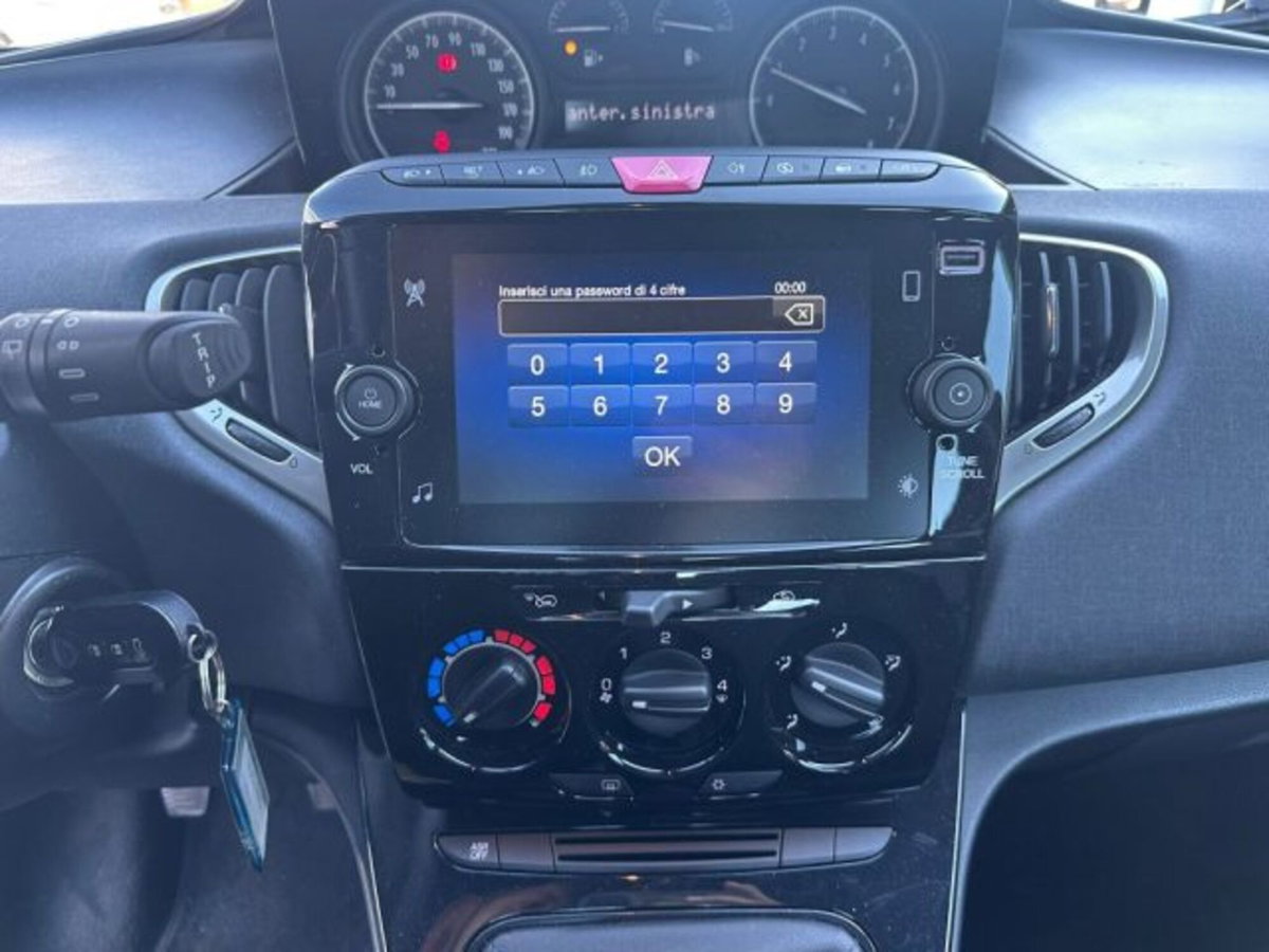 Lancia Ypsilon 1.0 FireFly 5 porte S&S Hybrid Ecochic Silver (6)