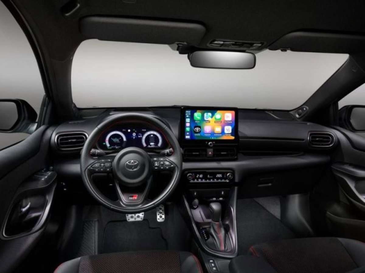 Toyota Yaris 1.5 5 porte Active (8)