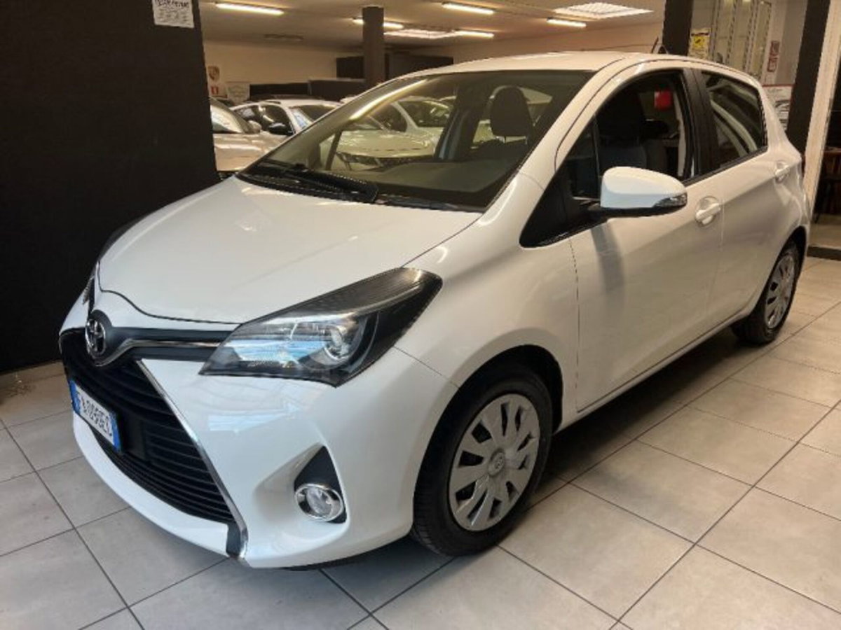 Toyota Yaris 1.0 5 porte Lounge (2)