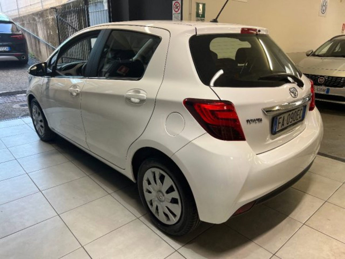 Toyota Yaris 1.0 5 porte Lounge (4)