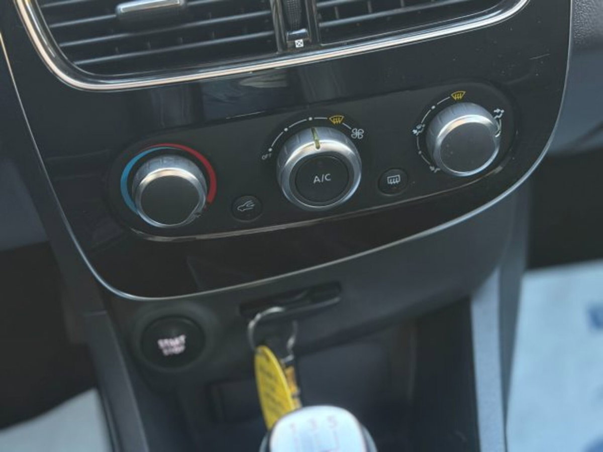 Renault Clio dCi 8V 75 CV 5 porte Moschino Life (19)