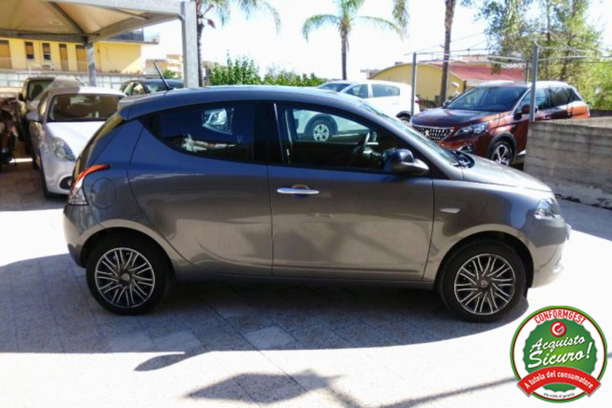 Lancia Ypsilon 1.0 FireFly 5 porte S&S Hybrid Gold Plus (8)