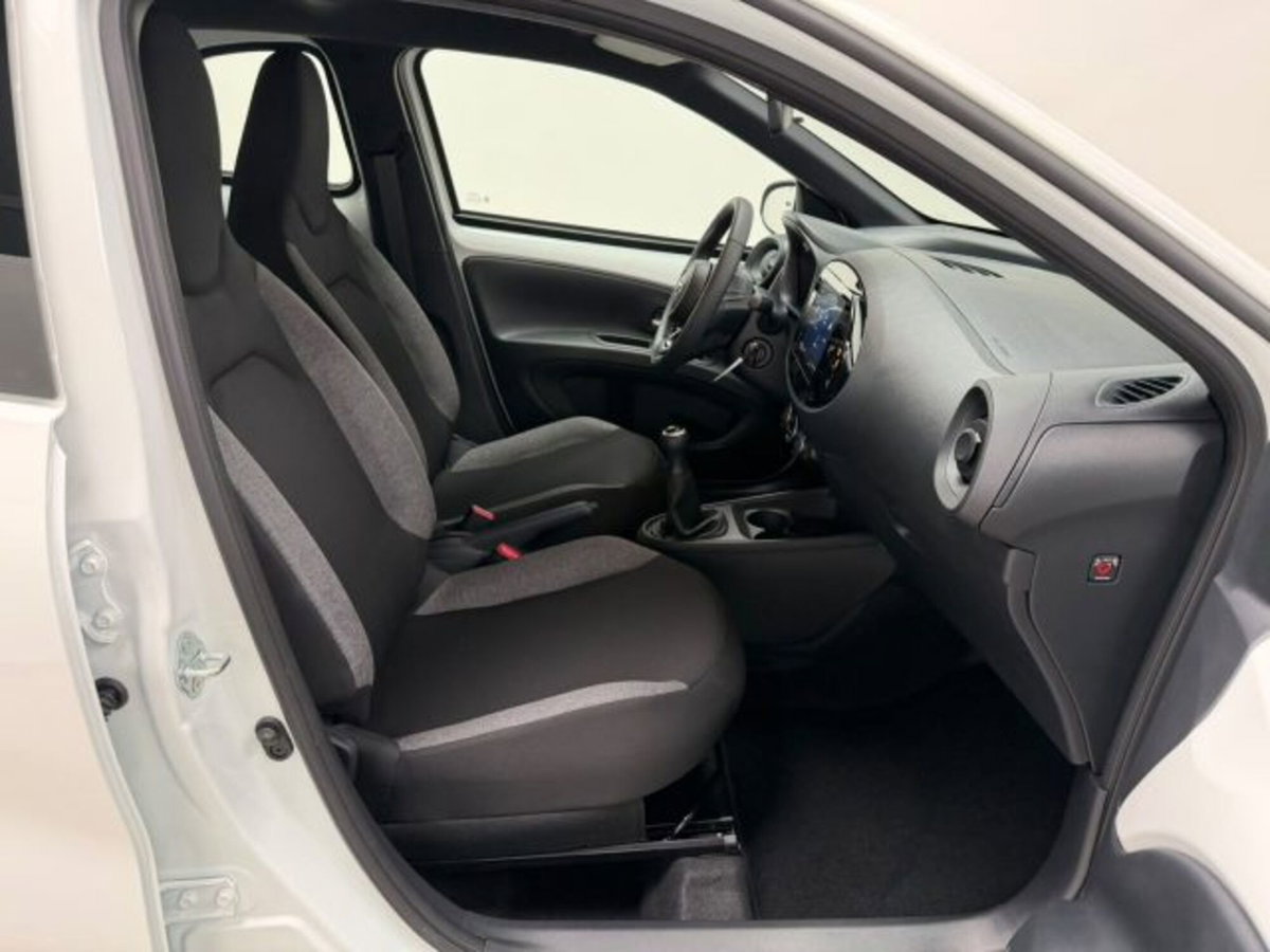 Toyota Aygo X 1.0 Active 72cv (8)