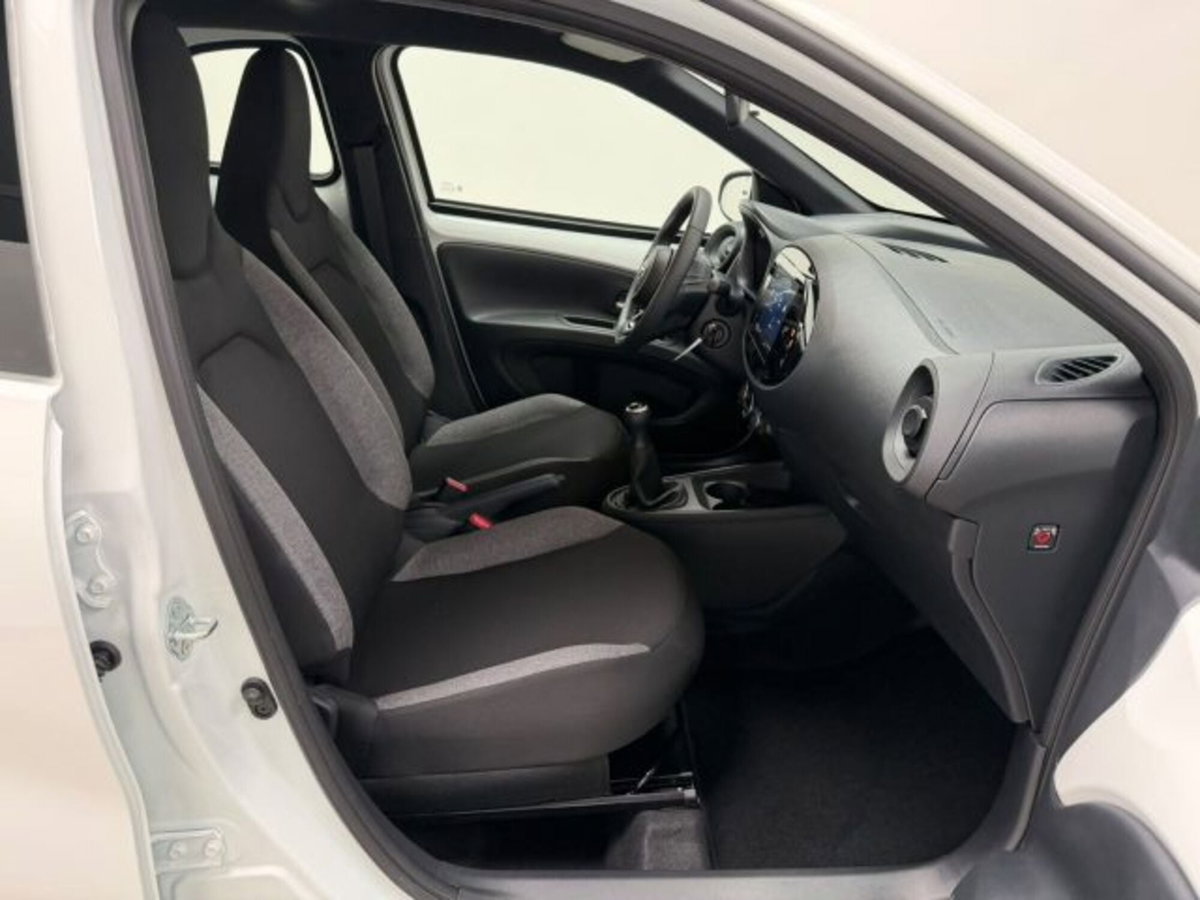 Toyota Aygo X 1.0 Active 72cv (7)
