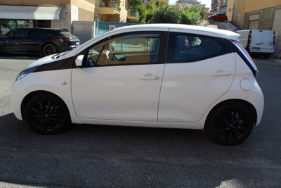 Toyota Aygo 1.0 VVT-i 69 CV 5 porte x-play (2)