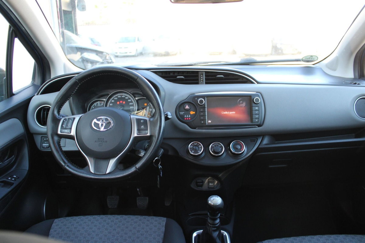 Toyota Yaris 1.D-4D 5 porte Lounge (10)