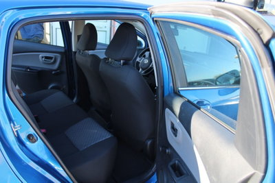 Toyota Yaris 1.D-4D 5 porte Lounge (12)