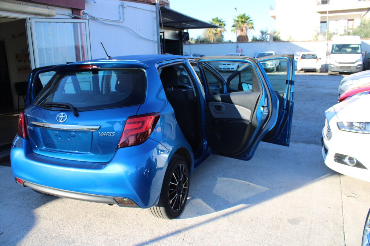 Toyota Yaris 1.D-4D 5 porte Lounge (14)