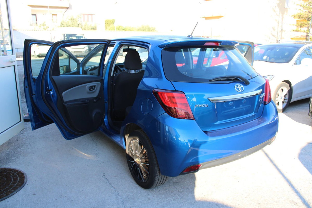 Toyota Yaris 1.D-4D 5 porte Lounge (16)