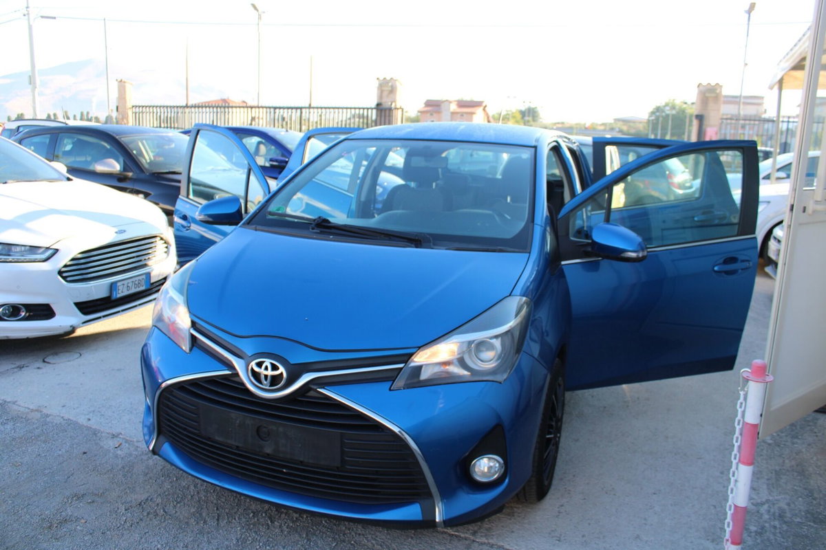 Toyota Yaris 1.D-4D 5 porte Lounge (19)