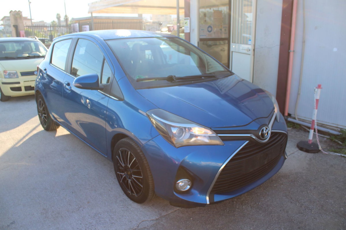 Toyota Yaris 1.D-4D 5 porte Lounge (3)